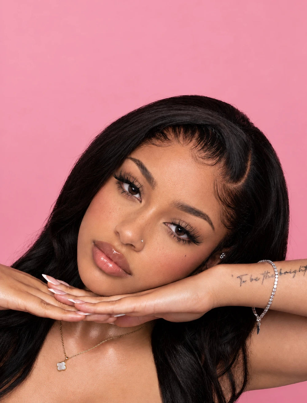 Modèle portant les cils magnétiques Badizera effet Barbie